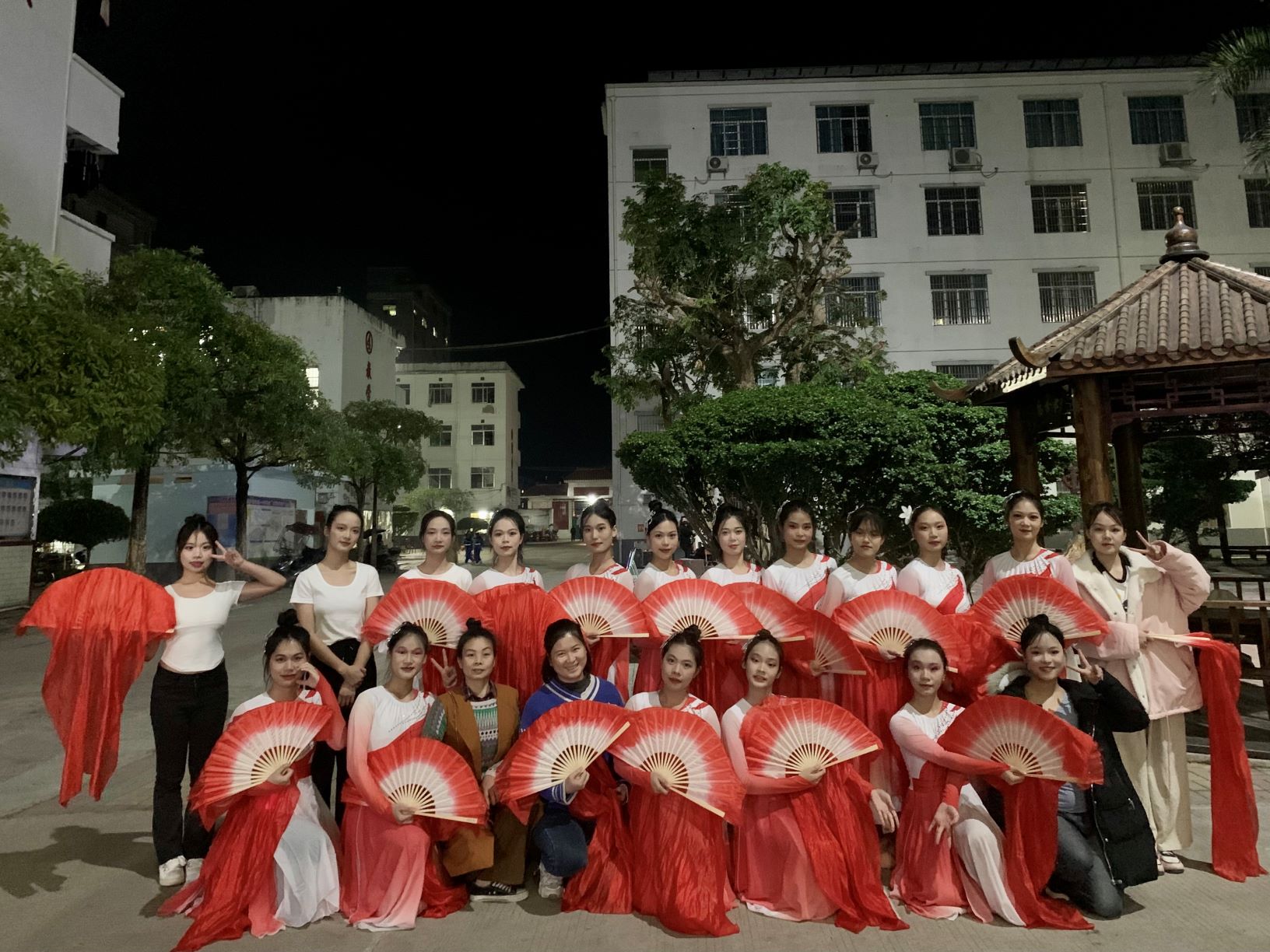 爱体育-爱体育(中国)到木乐一中绘画展示、参与晚会表演