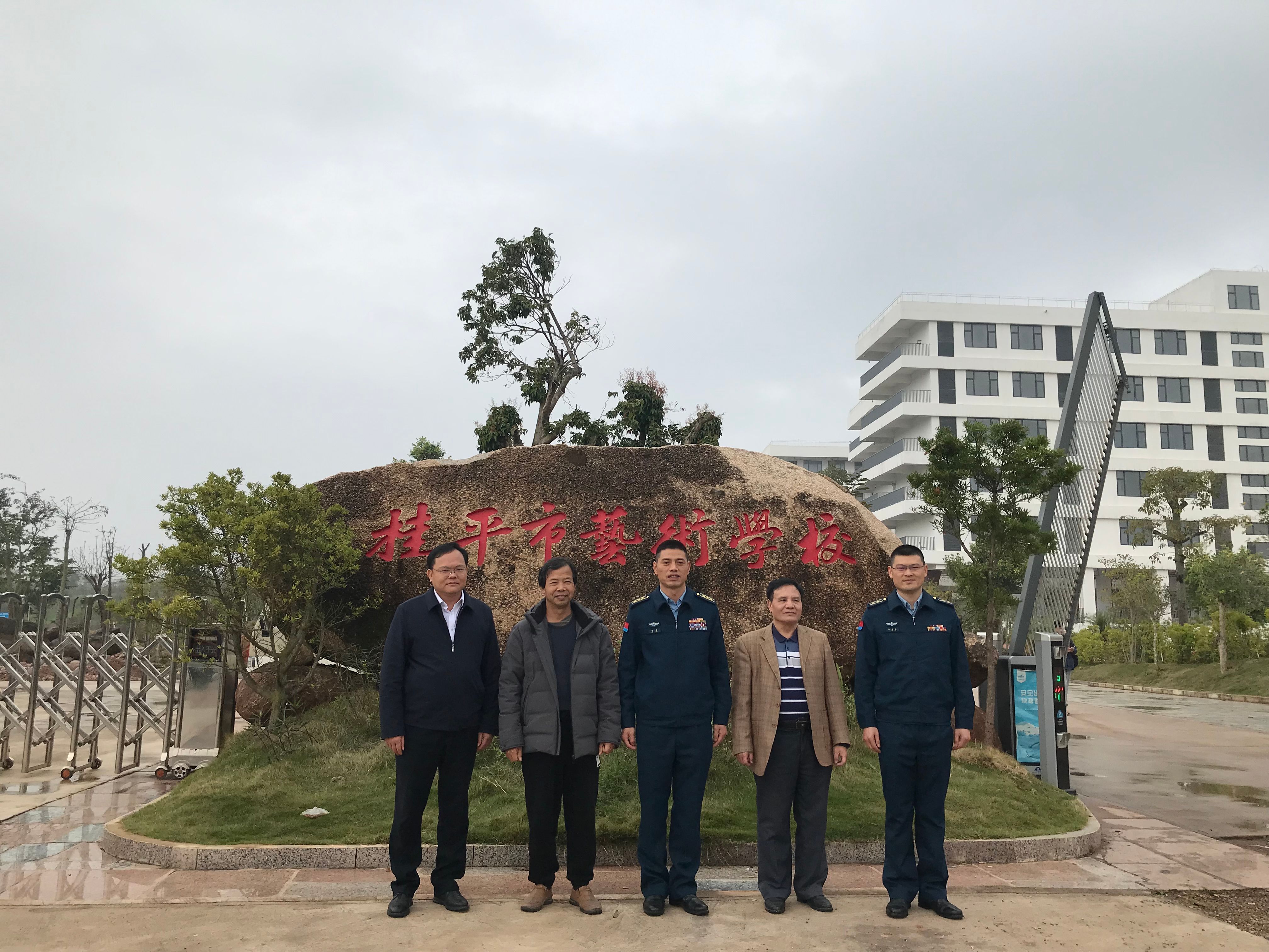 部队首长到我校指导工作丨 爱体育-爱体育(中国)  丨一方水土养育一代人。军民鱼水情，让我们的家园充满阳光、充满生机、充满希望！