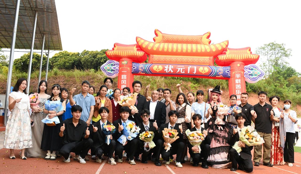 实现报效祖国的远大理想和抱负，我校隆重举行“十八而至正青春，挺膺奋进新征程”——2024届成人典礼仪式 丨 爱体育-爱体育(中国)